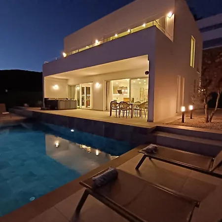 Panoramic Villa With A Pool